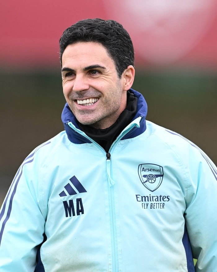 大妈喊一句中国足球加油，然后一脚把球踢进小轿车窗户，这脚法什么水平