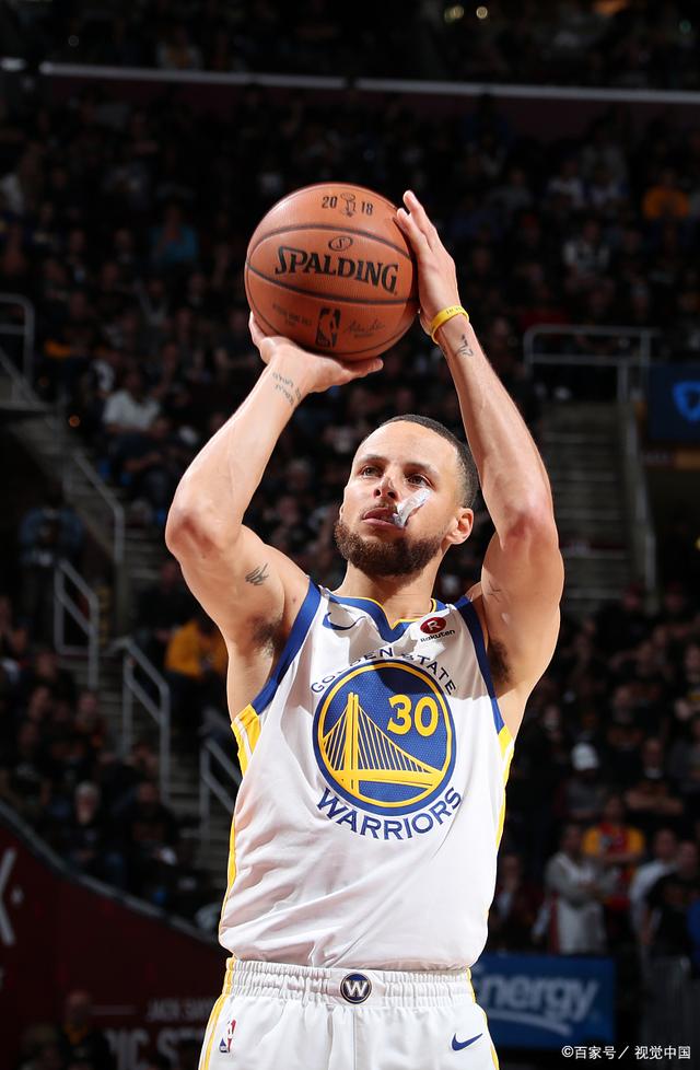 后卫破门后激情亲吻队徽，引球迷共鸣