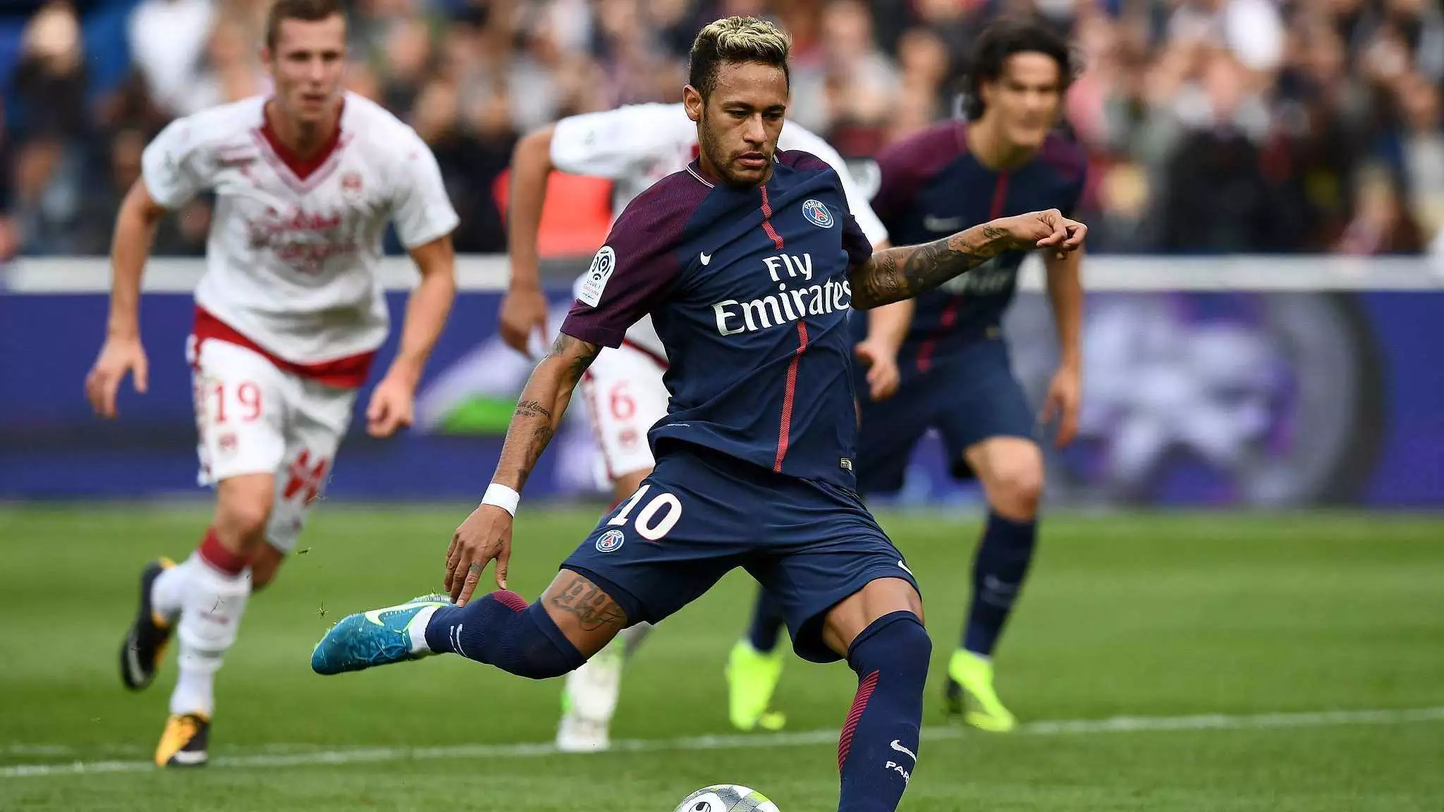 被与贝肯鲍尔比较？凯恩：我从小就喜欢防守，很享受铲球