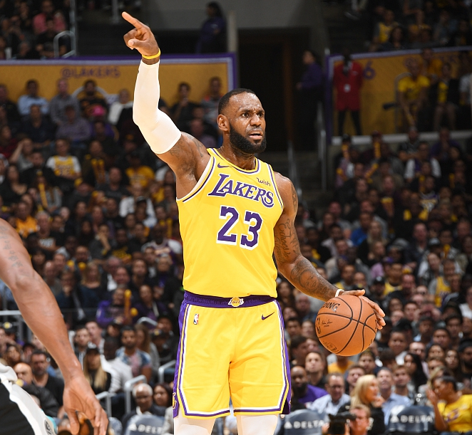 父子联手发声！詹姆斯焕发青春30+8+8，东契奇关键三分助湖人逆转鹈鹕