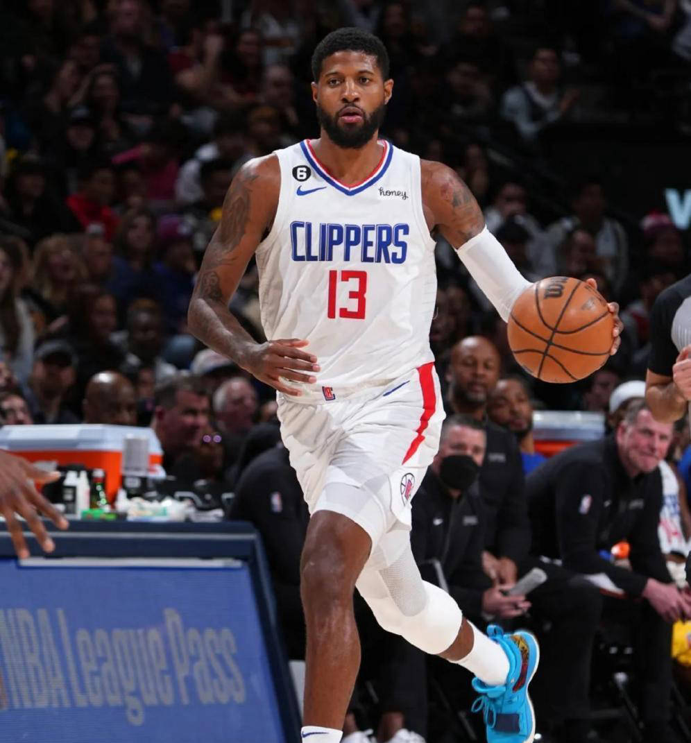 李晓旭首秀体能拉满 赛后累垮趴广告牌