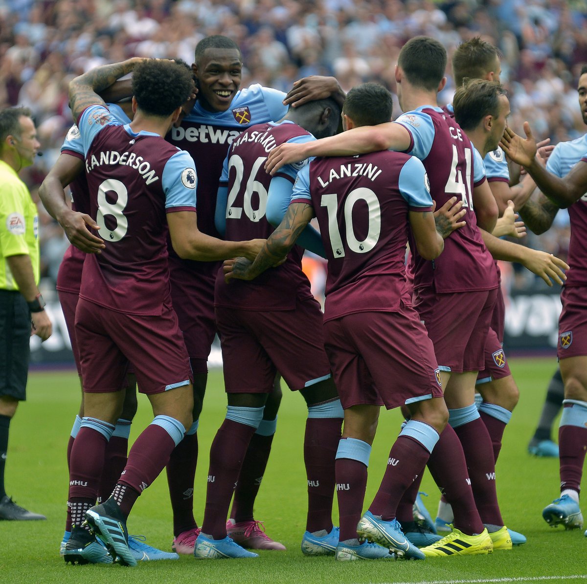 反对家暴，克雷莫内塞球衣背后印的是与球员关系密切女性名字